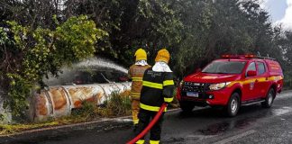Carreta com 60 mil litros de etanol tomba em Uberaba e aciona operação de emergência Carreta com 60 mil litros de etanol tomba em Uberaba e aciona operação de emergência