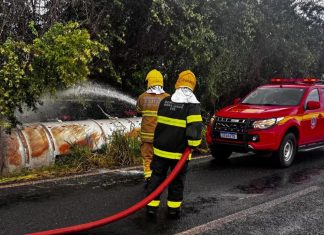 Carreta com 60 mil litros de etanol tomba em Uberaba e aciona operação de emergência Carreta com 60 mil litros de etanol tomba em Uberaba e aciona operação de emergência