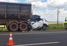 Carro bate na traseira de carreta na BR-050, entre Uberlândia e Uberaba, e deixa um morto Carro bate na traseira de carreta na BR-050, entre Uberlândia e Uberaba, e deixa um morto