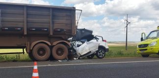 Carro bate na traseira de carreta na BR-050, entre Uberlândia e Uberaba, e deixa um morto Carro bate na traseira de carreta na BR-050, entre Uberlândia e Uberaba, e deixa um morto