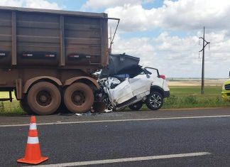 Carro bate na traseira de carreta na BR-050, entre Uberlândia e Uberaba, e deixa um morto Carro bate na traseira de carreta na BR-050, entre Uberlândia e Uberaba, e deixa um morto