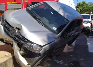Colisão entre carro e moto fere duas pessoas no cruzamento da Avenida Floriano Peixoto, em Uberlândia Colisão entre carro e moto fere duas pessoas no cruzamento da Avenida Floriano Peixoto, em Uberlândia
