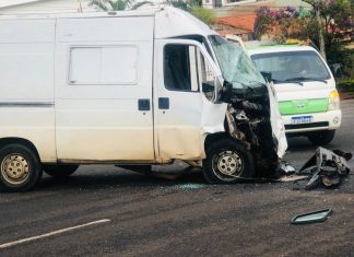 Colisão entre van e ônibus coletivo em Uberlândia deixa sete feridos Colisão entre van e ônibus coletivo em Uberlândia deixa sete feridos