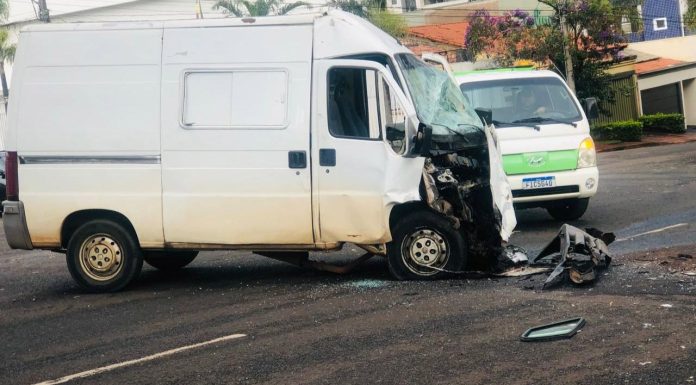 Colisão entre van e ônibus coletivo em Uberlândia deixa sete feridos Colisão entre van e ônibus coletivo em Uberlândia deixa sete feridos