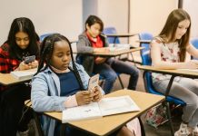 Escolas de Uberlândia adotam novas regras para restringir uso de celulares Escolas de Uberlândia adotam novas regras para restringir uso de celulares