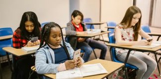 Escolas de Uberlândia adotam novas regras para restringir uso de celulares Escolas de Uberlândia adotam novas regras para restringir uso de celulares