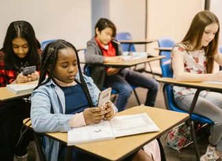 Escolas de Uberlândia adotam novas regras para restringir uso de celulares Escolas de Uberlândia adotam novas regras para restringir uso de celulares