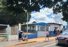Homem armado dispara contra van e intimida motorista em frente a escola em Uberlândia Homem armado dispara contra van e intimida motorista em frente a escola em Uberlândia