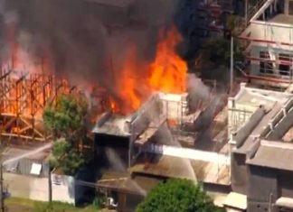 Incêndio atinge cenários de novelas nos Estúdios Globo e fere cinco brigadistas Incêndio atinge cenários de novelas nos Estúdios Globo e fere cinco brigadistas