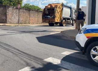 Jovem é atropelado por caminhão da coleta seletiva enquanto usava celular e fones de ouvido em Patrocínio Jovem é atropelado por caminhão da coleta seletiva enquanto usava celular e fones de ouvido em Patrocínio