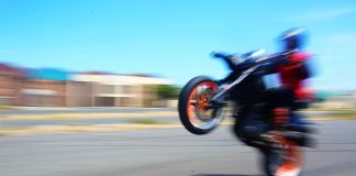 Jovem sofre grave acidente ao empinar moto e é internado na UTI em Patrocínio Jovem sofre grave acidente ao empinar moto e é internado na UTI em Patrocínio