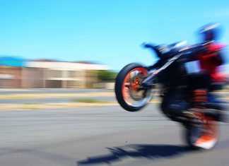 Jovem sofre grave acidente ao empinar moto e é internado na UTI em Patrocínio Jovem sofre grave acidente ao empinar moto e é internado na UTI em Patrocínio