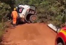 Motorista fica ferido após caminhão despencar de ponte na BR-464, em Prata Motorista fica ferido após caminhão despencar de ponte na BR-464, em Prata