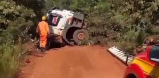 Motorista fica ferido após caminhão despencar de ponte na BR-464, em Prata Motorista fica ferido após caminhão despencar de ponte na BR-464, em Prata
