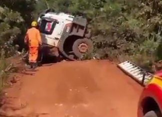 Motorista fica ferido após caminhão despencar de ponte na BR-464, em Prata Motorista fica ferido após caminhão despencar de ponte na BR-464, em Prata
