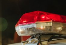 Mulher é esfaqueada pelo ex-companheiro e consegue fugir com os filhos para pedir ajuda Mulher é esfaqueada pelo ex-companheiro e consegue fugir com os filhos para pedir ajuda