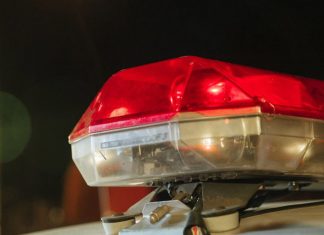 Mulher é esfaqueada pelo ex-companheiro e consegue fugir com os filhos para pedir ajuda Mulher é esfaqueada pelo ex-companheiro e consegue fugir com os filhos para pedir ajuda