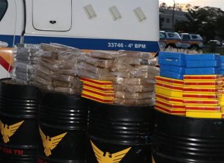 Polícia Militar apreende carreta com 144 tabletes de drogas na BR-050, em Uberaba Polícia Militar apreende carreta com 144 tabletes de drogas na BR-050, em Uberaba