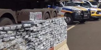 Polícia Rodoviária intercepta caminhão e apreende mais de 400 kg de cocaína no Triângulo Mineiro Polícia Rodoviária intercepta caminhão e apreende mais de 400 kg de cocaína no Triângulo Mineiro