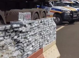 Polícia Rodoviária intercepta caminhão e apreende mais de 400 kg de cocaína no Triângulo Mineiro Polícia Rodoviária intercepta caminhão e apreende mais de 400 kg de cocaína no Triângulo Mineiro