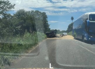 Acidente envolvendo duas carretas interdita parcialmente a MGC-497, perto de Iturama Acidente envolvendo duas carretas interdita parcialmente a MGC-497, perto de Iturama