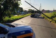 Carro Colide com Poste e Capota no Bairro Tubalina, em Uberlândia Carro Colide com Poste e Capota no Bairro Tubalina, em Uberlândia
