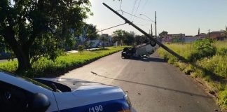 Carro Colide com Poste e Capota no Bairro Tubalina, em Uberlândia Carro Colide com Poste e Capota no Bairro Tubalina, em Uberlândia