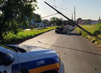 Carro Colide com Poste e Capota no Bairro Tubalina, em Uberlândia Carro Colide com Poste e Capota no Bairro Tubalina, em Uberlândia