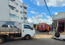 Carro capota após acidente no bairro Marta Helena, em Uberlândia Carro capota após acidente no bairro Marta Helena, em Uberlândia
