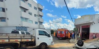 Carro capota após acidente no bairro Marta Helena, em Uberlândia Carro capota após acidente no bairro Marta Helena, em Uberlândia