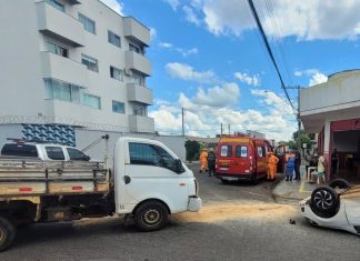 Carro capota após acidente no bairro Marta Helena, em Uberlândia Carro capota após acidente no bairro Marta Helena, em Uberlândia