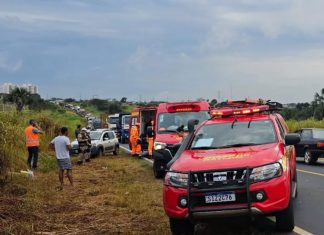 Colisão entre dois carros na BR-497, em Uberlândia, deixa três feridos Colisão entre dois carros na BR-497, em Uberlândia, deixa três feridos