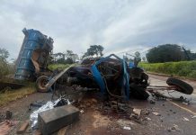 Colisão frontal entre ônibus e caminhão na BR-146, em Araxá, deixa dois mortos Colisão frontal entre ônibus e caminhão na BR-146, em Araxá, deixa dois mortos