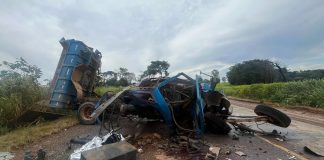 Colisão frontal entre ônibus e caminhão na BR-146, em Araxá, deixa dois mortos Colisão frontal entre ônibus e caminhão na BR-146, em Araxá, deixa dois mortos