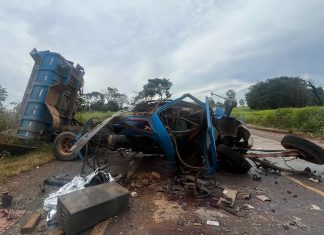 Colisão frontal entre ônibus e caminhão na BR-146, em Araxá, deixa dois mortos Colisão frontal entre ônibus e caminhão na BR-146, em Araxá, deixa dois mortos