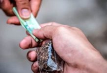 Dois Suspeitos de Tráfico de Drogas são Presos pela Polícia no Bairro Tibery, em Uberlândia Dois Suspeitos de Tráfico de Drogas são Presos pela Polícia no Bairro Tibery, em Uberlândia