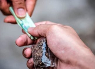 Dois Suspeitos de Tráfico de Drogas são Presos pela Polícia no Bairro Tibery, em Uberlândia Dois Suspeitos de Tráfico de Drogas são Presos pela Polícia no Bairro Tibery, em Uberlândia