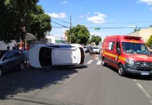 Dois capotamentos em sequência deixam três feridos em apenas uma hora em Uberlândia Dois capotamentos em sequência deixam três feridos em apenas uma hora em Uberlândia