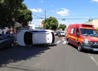 Dois capotamentos em sequência deixam três feridos em apenas uma hora em Uberlândia Dois capotamentos em sequência deixam três feridos em apenas uma hora em Uberlândia
