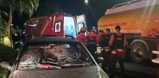 Homens atacam carro com garrafas e ferem motorista com pedrada após acidente na BR-050 em Uberlândia Homens atacam carro com garrafas e ferem motorista com pedrada após acidente na BR-050 em Uberlândia