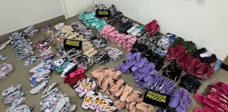 Operação Pisando em Falso: 725 pares de chinelos falsificados retirados de circulação em Uberlândia Operação Pisando em Falso: 725 pares de chinelos falsificados retirados de circulação em Uberlândia