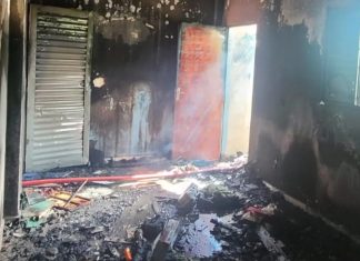 Uberlândia: Bombeiros resgatam mulher em surto psicótico durante incêndio em residência Uberlândia: Bombeiros resgatam mulher em surto psicótico durante incêndio em residência