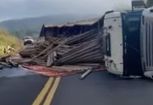 Acidente GRAVE na MG-223: Caminhão tomba e interdita rodovia! Acidente GRAVE na MG-223 Caminhão tomba e interdita rodovia