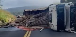 Acidente GRAVE na MG-223: Caminhão tomba e interdita rodovia! Acidente GRAVE na MG-223 Caminhão tomba e interdita rodovia