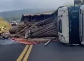 Acidente GRAVE na MG-223: Caminhão tomba e interdita rodovia! Acidente GRAVE na MG-223 Caminhão tomba e interdita rodovia