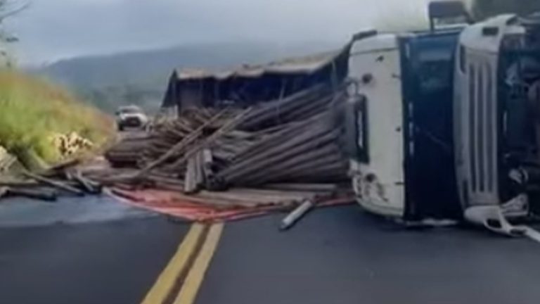 Acidente GRAVE na MG-223 Caminhão tomba e interdita rodovia