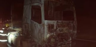 BR-365 em chamas! Carreta com 40 toneladas de adubo pega fogo em Monte Alegre de Minas BR-365 em chamas! Carreta com 40 toneladas de adubo pega fogo em Monte Alegre de Minas