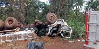 Bombeiros salvam caminhoneiro preso às ferragens após capotamento em Ituiutaba Bombeiros salvam caminhoneiro preso às ferragens após capotamento em Ituiutaba