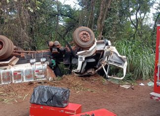 Bombeiros salvam caminhoneiro preso às ferragens após capotamento em Ituiutaba Bombeiros salvam caminhoneiro preso às ferragens após capotamento em Ituiutaba