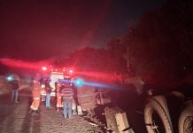 Carreta com carga de cloreto de potássio tomba na Avenida Filomena Cartafina, em Uberaba Carreta com carga de cloreto de potássio tomba na Avenida Filomena Cartafina, em Uberaba